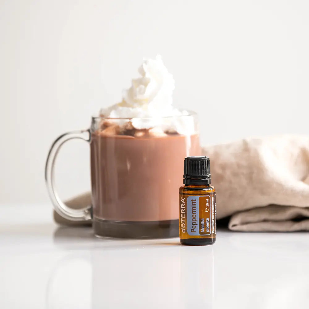 Óleo Essencial Hortelã-Pimenta doTERRA 15ml — chávena de chocolate quente com natas e guardanapo, bem-estar natural