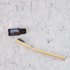 Óleo Essencial Hortelã-Pimenta doTERRA 15ml — com escova de dentes bambu sobre mármore branco, higiene natural