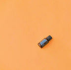 Óleo Essencial Hortelã-Pimenta doTERRA 15ml — sobre fundo laranja vibrante minimalista, aromaterapia pura CPTG