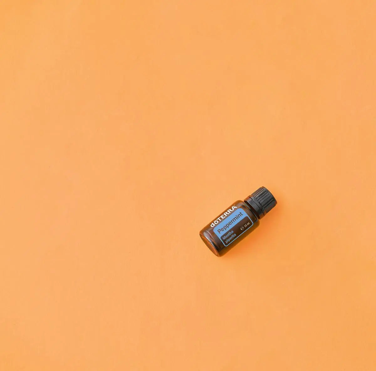 Óleo Essencial Hortelã-Pimenta doTERRA 15ml — sobre fundo laranja vibrante minimalista, aromaterapia pura CPTG