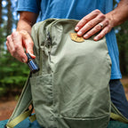 Óleo Essencial Hortelã-Pimenta doTERRA 15ml — homem com mochila verde na floresta, energia e vitalidade natural