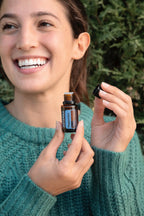 Óleo Essencial Hortelã-Pimenta doTERRA 15ml — mulher de cabelo castanho sorrindo com camisola verde, frescura e bem-estar