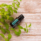 Óleo Essencial Hortelã-Verde doTERRA 15ml — sobre madeira pintada vintage com ramos de hortelã, bem-estar natural