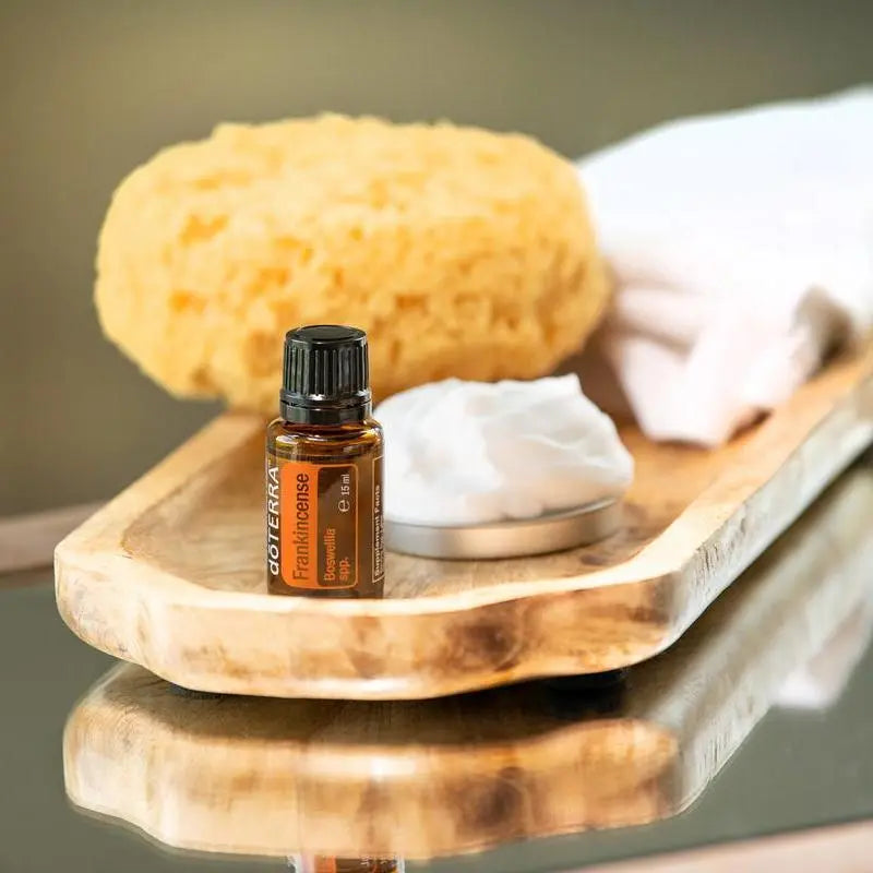 Óleo Essencial Incenso doTERRA 15ml — bandeja de madeira com esponja do mar e toalha spa, ritual de bem-estar