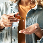 Óleo Essencial Incenso doTERRA 15ml — mulher com casaco de ganga aplicando no pescoço, uso tópico aromaterapia
