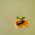 Óleo Essencial Laranja Silvestre doTERRA 15ml — rodelas de laranja com folhas em fundo verde, óleo cítrico puro
