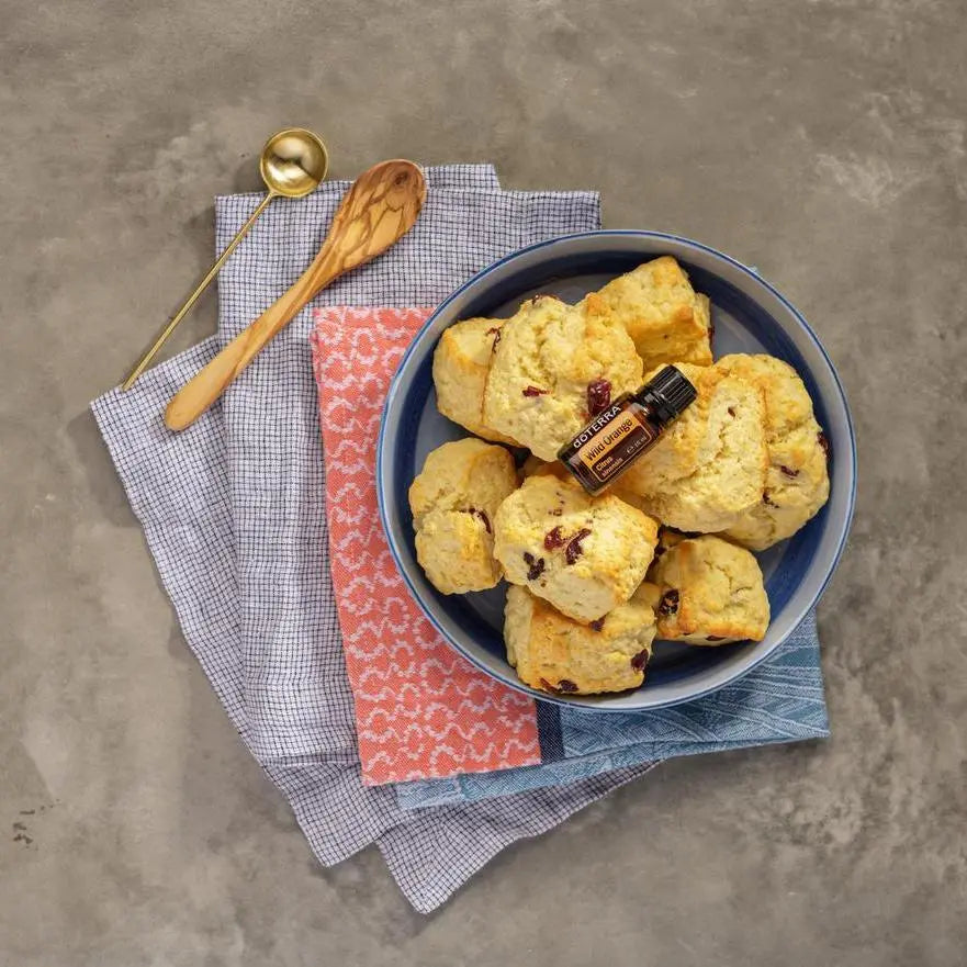 Óleo Essencial Laranja Silvestre doTERRA 15ml — com tigela azul e scones de mirtilo, culinária natural doTERRA
