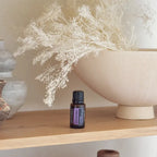Óleo Essencial Lavanda doTERRA 15ml — em estante de madeira com flores secas e tigela, decoração bem-estar