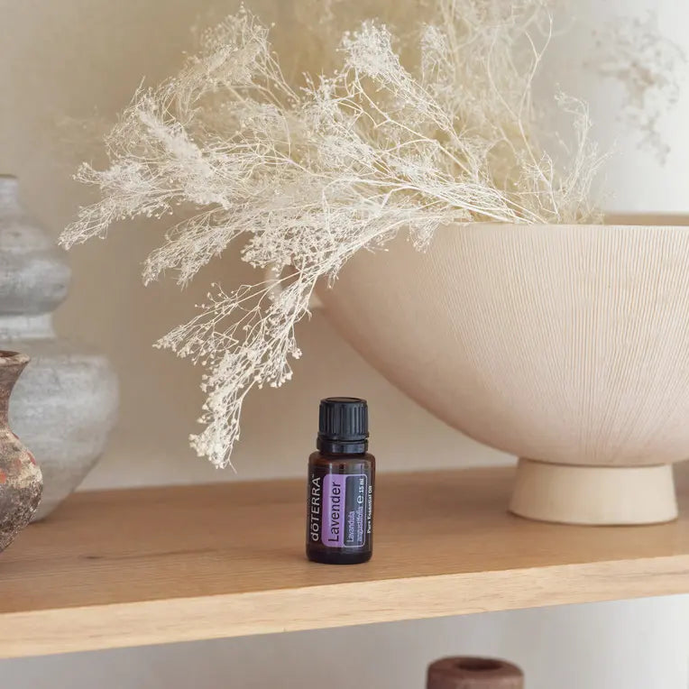 Óleo Essencial Lavanda doTERRA 15ml — em estante de madeira com flores secas e tigela, decoração bem-estar