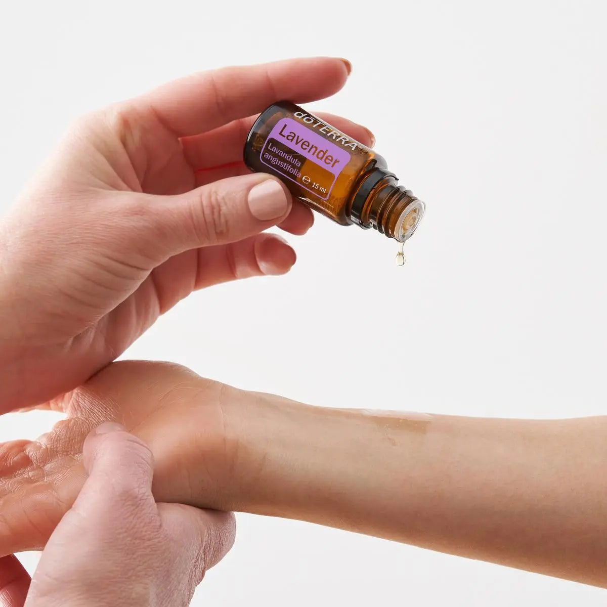 Óleo Essencial Lavanda doTERRA 15ml — gota de aplicação no pulso, uso tópico aromaterapia CPTG puro