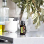 Óleo Essencial Lemongrass doTERRA 15ml — sobre bancada de cozinha com difusor, uso culinário e aromaterapia