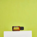 Óleo Essencial Lemongrass doTERRA 15ml — em pedestal sobre fundo verde lima, óleo essencial puro doTERRA