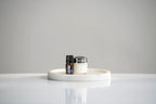 Óleo Essencial Melissa doTERRA 5ml — frasco sobre bandeja de mármore branco com frasco de creme, fundo cinzento, aromaterapia, óleo essencial puro CPTG