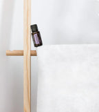 Óleo Essencial de Patchouli doTERRA 15ml toalheiro madeira toalha linho branco — aromaterapia CPTG