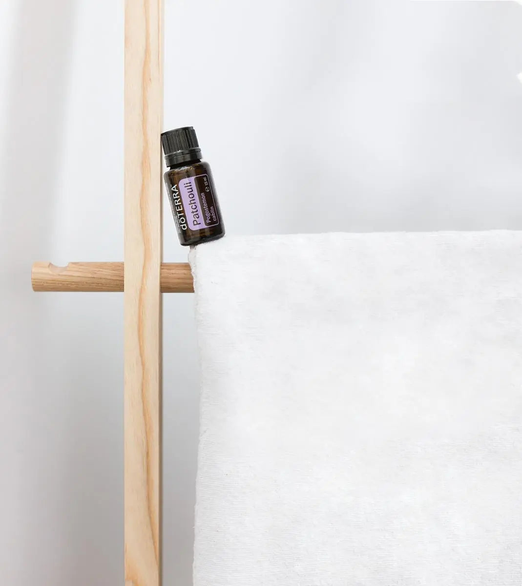 Óleo Essencial de Patchouli doTERRA 15ml toalheiro madeira toalha linho branco — aromaterapia CPTG