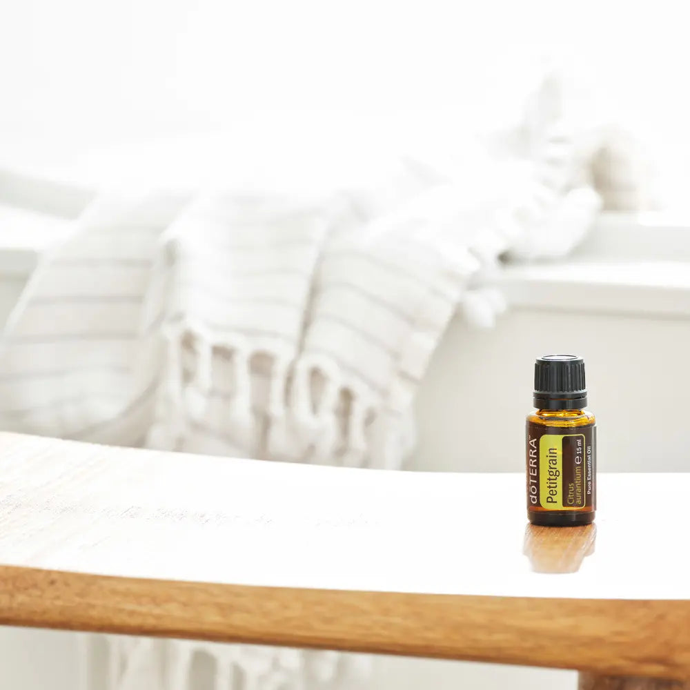 Óleo Essencial de Petitgrain doTERRA 15ml estante madeira quarto branco — aromaterapia CPTG