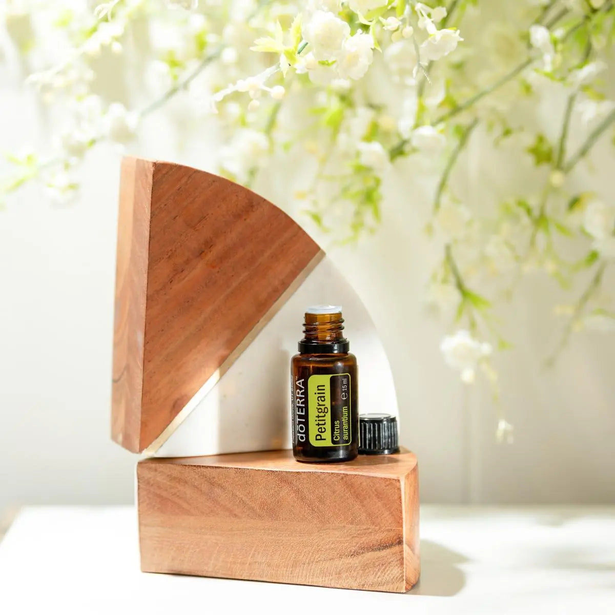 Óleo Essencial de Petitgrain doTERRA 15ml expositor madeira flores brancas — aromaterapia CPTG