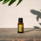 Óleo Essencial de Petitgrain doTERRA 15ml madeira rústica sombra folha luz natural — aromaterapia CPTG