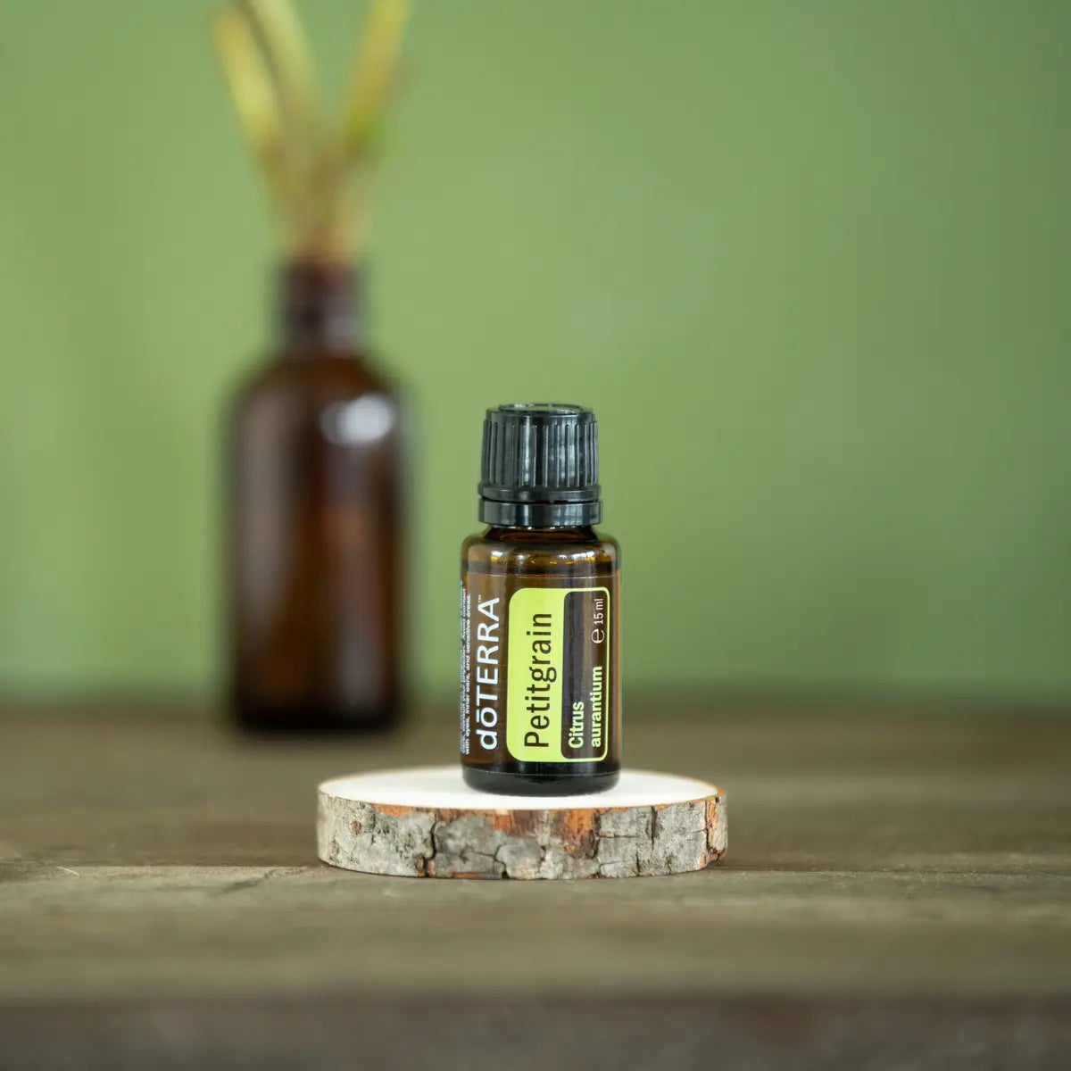 Óleo Essencial de Petitgrain doTERRA 15ml rodela tronco difusor fundo verde musgo — aromaterapia CPTG