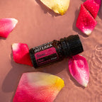 Óleo Essencial de Rosa doTERRA 5ml — água rosada com pétalas multicoloridas e gotas de óleo, aromaterapia, óleo essencial puro CPTG