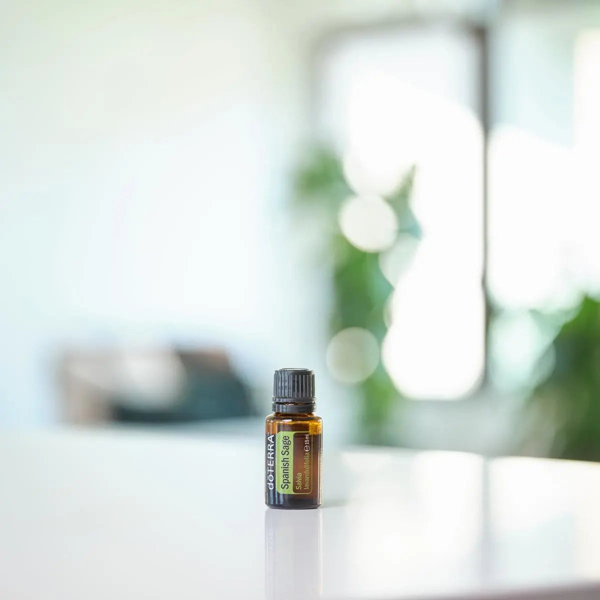 Óleo Essencial de Sálvia Esclareia doTERRA 15ml — frasco em bancada branca com luz interior bokeh, aromaterapia, óleo essencial puro CPTG