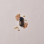 Óleo Essencial Sândalo Indiano doTERRA 5ml — aparas de madeira e flores brancas secas em fundo creme vista zenital, aromaterapia, óleo essencial puro CPTG