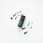 Óleo Essencial Blue Tansy doTERRA 5ml — gotas de óleo azul índigo em fundo branco, aromaterapia, óleo essencial puro CPTG