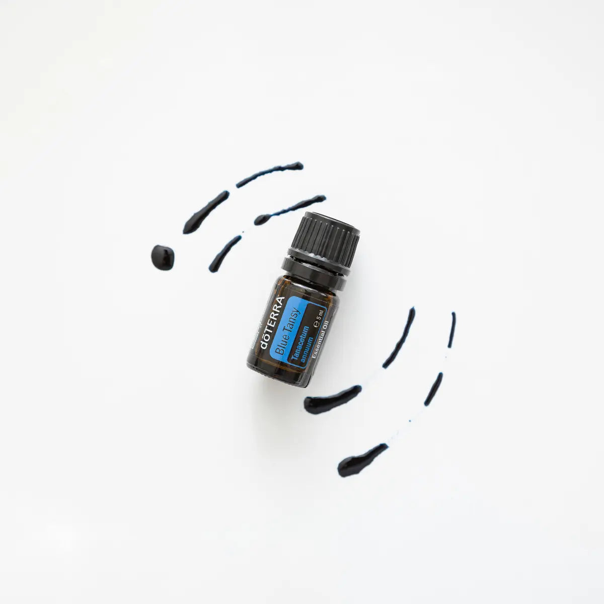 Óleo Essencial Blue Tansy doTERRA 5ml — gotas de óleo azul índigo em fundo branco, aromaterapia, óleo essencial puro CPTG