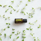 Óleo Essencial de Tomilho doTERRA 15ml — ramos de tomilho fresco espalhados em fundo de mármore branco vista zenital, aromaterapia, óleo essencial puro CPTG