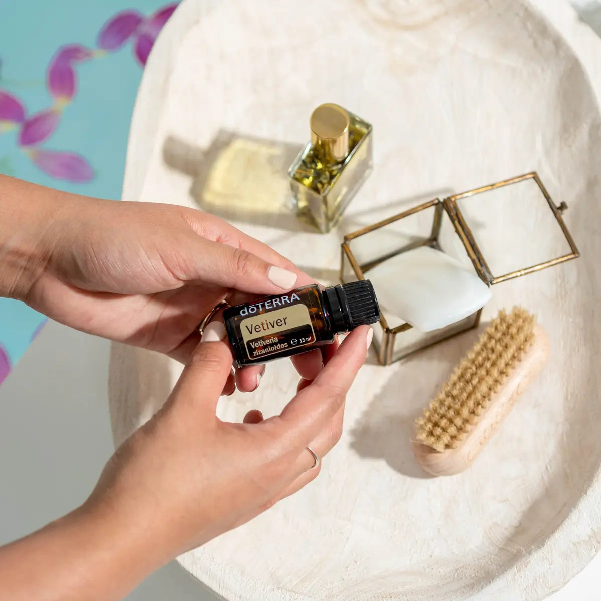 Óleo Essencial de Vetiver doTERRA 15ml — mãos com acessórios de beleza e orquídea, aromaterapia, óleo essencial puro CPTG