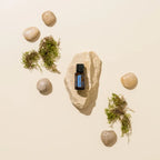 Óleo Essencial de Ylang Ylang doTERRA 15ml — pedra com seixos e musgo em fundo creme, aromaterapia, óleo essencial puro CPTG