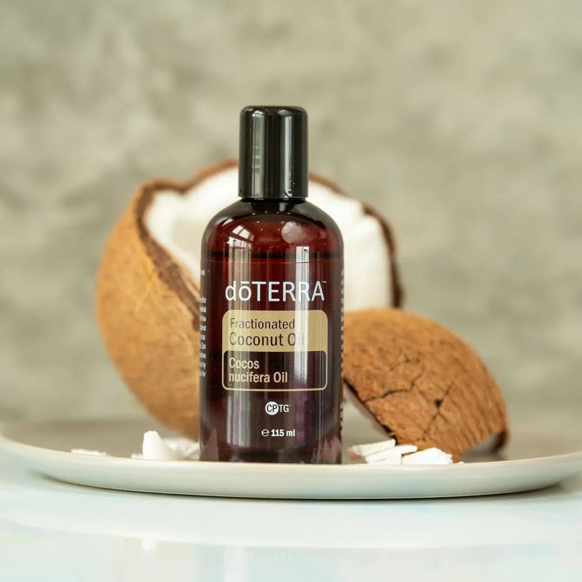 Óleo de Coco Fracionado doTERRA 115ml — frasco prateado em fundo neutro, óleo de transporte puro, aromaterapia