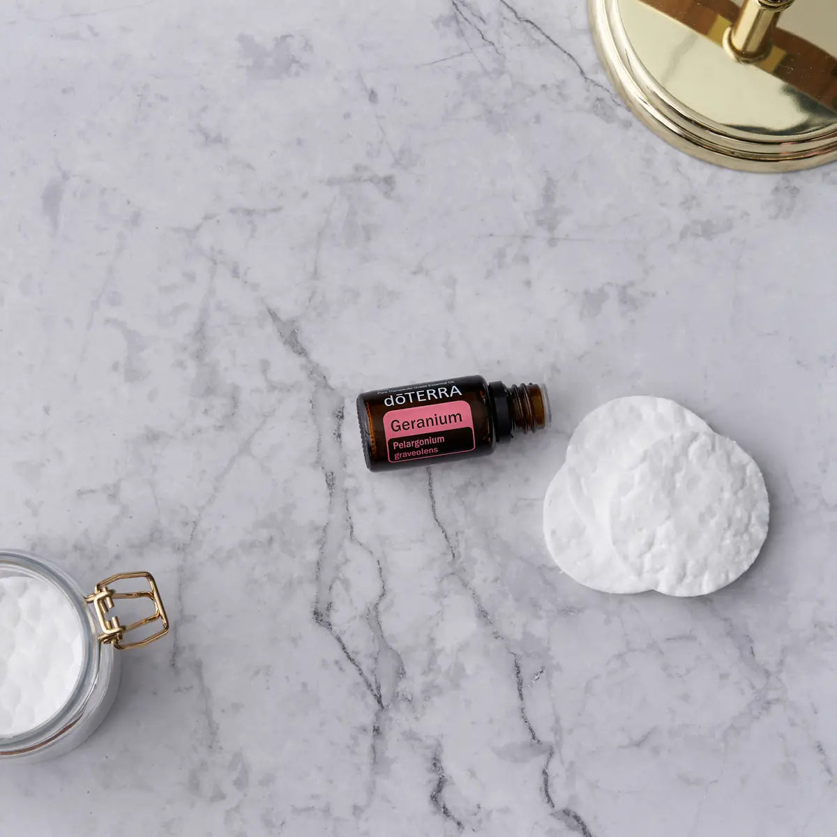 Óleo Essencial de Gerânio doTERRA 15ml — frasco em mármore com discos de algodão e espelho dourado, aromaterapia, óleo essencial puro CPTG