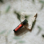 On Guard Touch doTERRA 10ml roll-on — fundo verde folha, aromaterapia, óleo essencial protetor puro CPTG