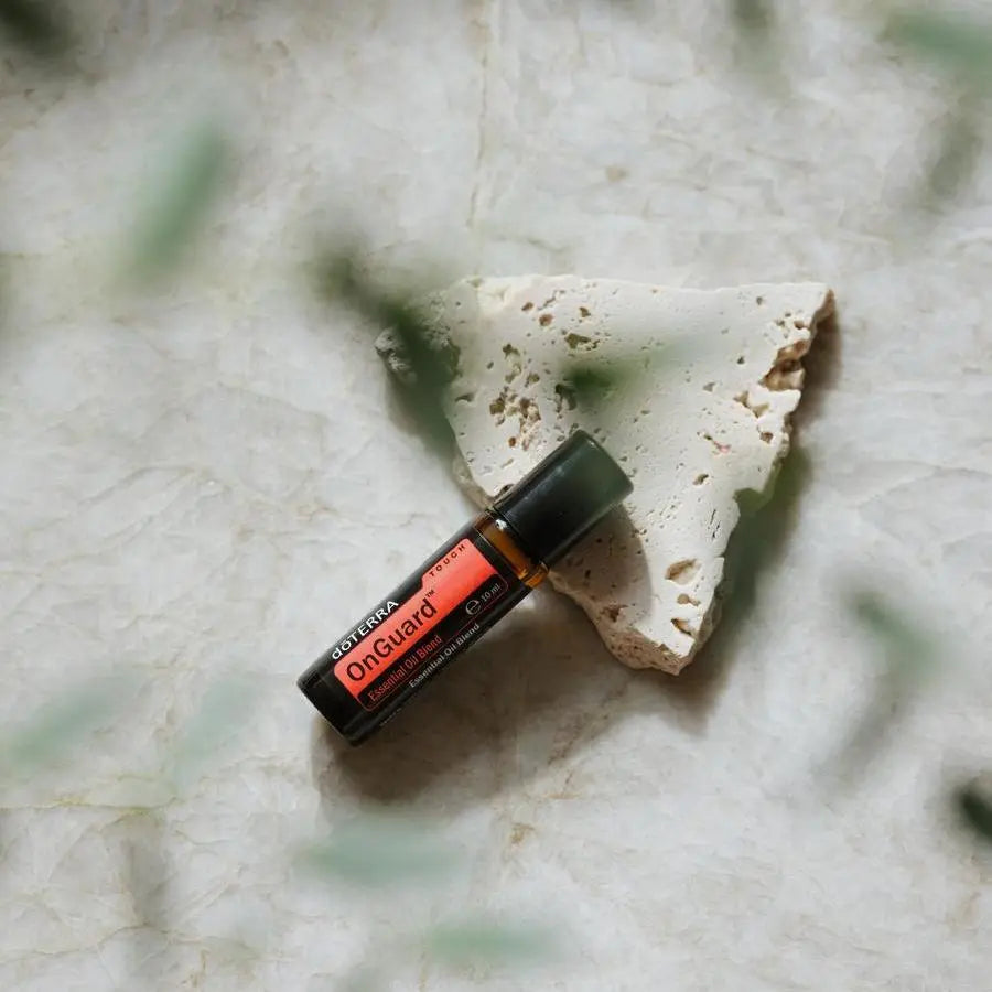 On Guard Touch doTERRA 10ml roll-on — fundo verde folha, aromaterapia, óleo essencial protetor puro CPTG