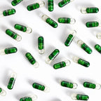 PB Restore doTERRA — cápsulas bicolor verdes, macro, fundo branco, suplemento microbioma CPTG