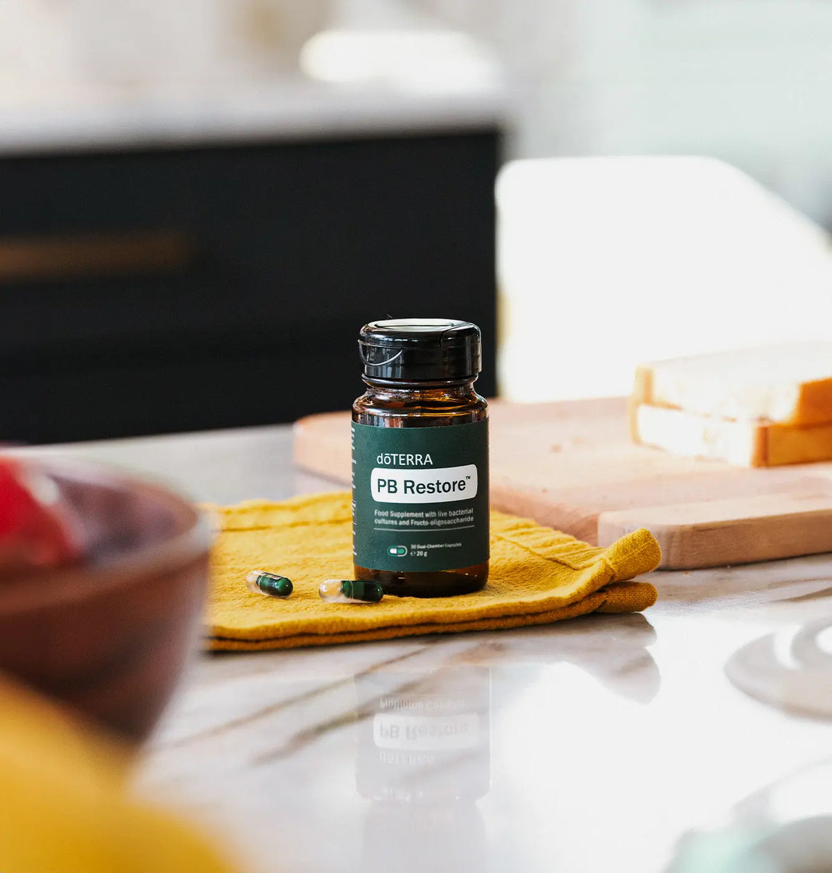 PB Restore doTERRA — cozinha com tecido mostarda e tábua de corte, lifestyle, suplemento probiótico CPTG