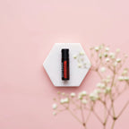 Micro-esferas On Guard doTERRA — base de mármore hexagonal com gypsophila, flores brancas e rosa, proteção natural CPTG
