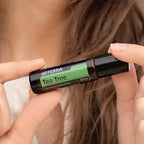 Melaleuca Touch doTERRA Roll-on 10ml — mãos a aplicar no couro cabeludo, aromaterapia capilar CPTG