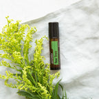 Melaleuca Touch doTERRA Roll-on 10ml — solidago com flores amarelas em linho branco cenital, puro CPTG