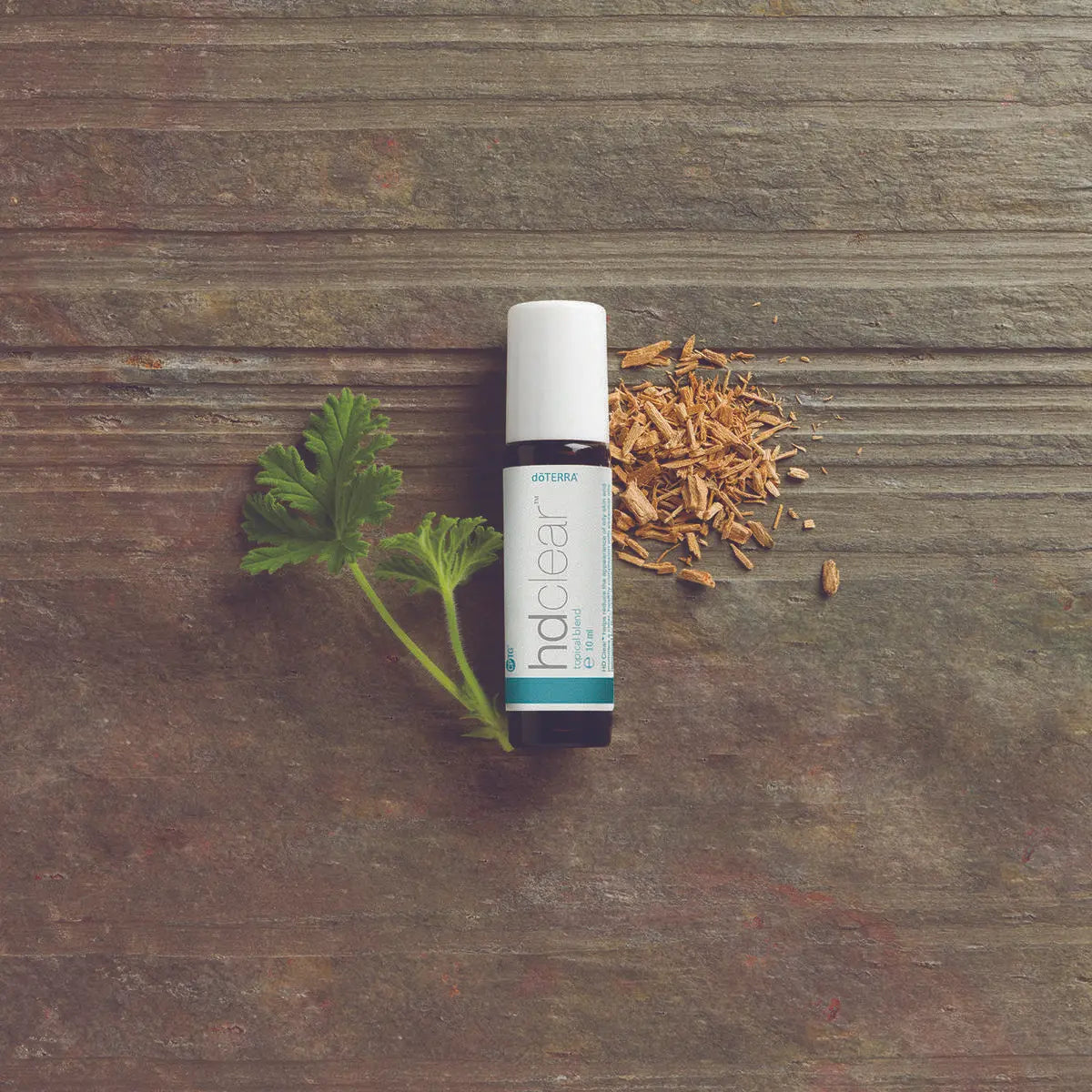 HD Clear doTERRA Roll-on 10ml — frasco em estúdio fundo branco minimalista, cuidado pele puro CPTG