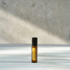 Helichrysum Touch doTERRA Roll-on 10ml — dois frascos com flores amarelas bokeh, óleo essencial regenerador CPTG