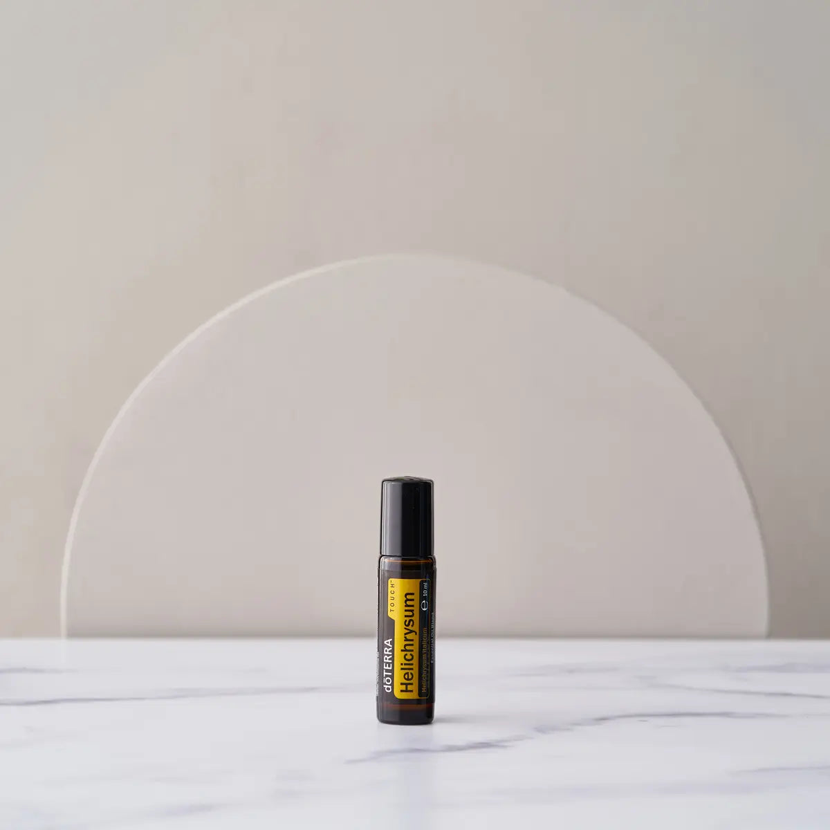 Helichrysum Touch doTERRA Roll-on 10ml — frasco em fundo pastel minimalista, aromaterapia restauradora CPTG