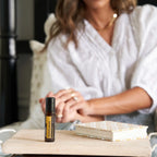 Helichrysum Touch doTERRA Roll-on 10ml — superfície de mármore com luz natural, aromaterapia rejuvenescedora CPTG