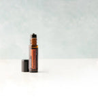 Incenso Touch doTERRA Roll-on 10ml — fundo cinzento azulado com tampa ao lado, óleo essencial frankincense puro CPTG