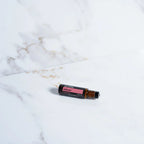 Roll-On InTune Touch doTERRA 10ml — frasco em estúdio fundo bege, mistura aromática para foco e clareza mental, óleo essencial CPTG