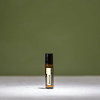 Roll-On Jasmim Touch doTERRA 10ml — fundo verde oliva minimalista, aromaterapia jasmim, óleo essencial CPTG