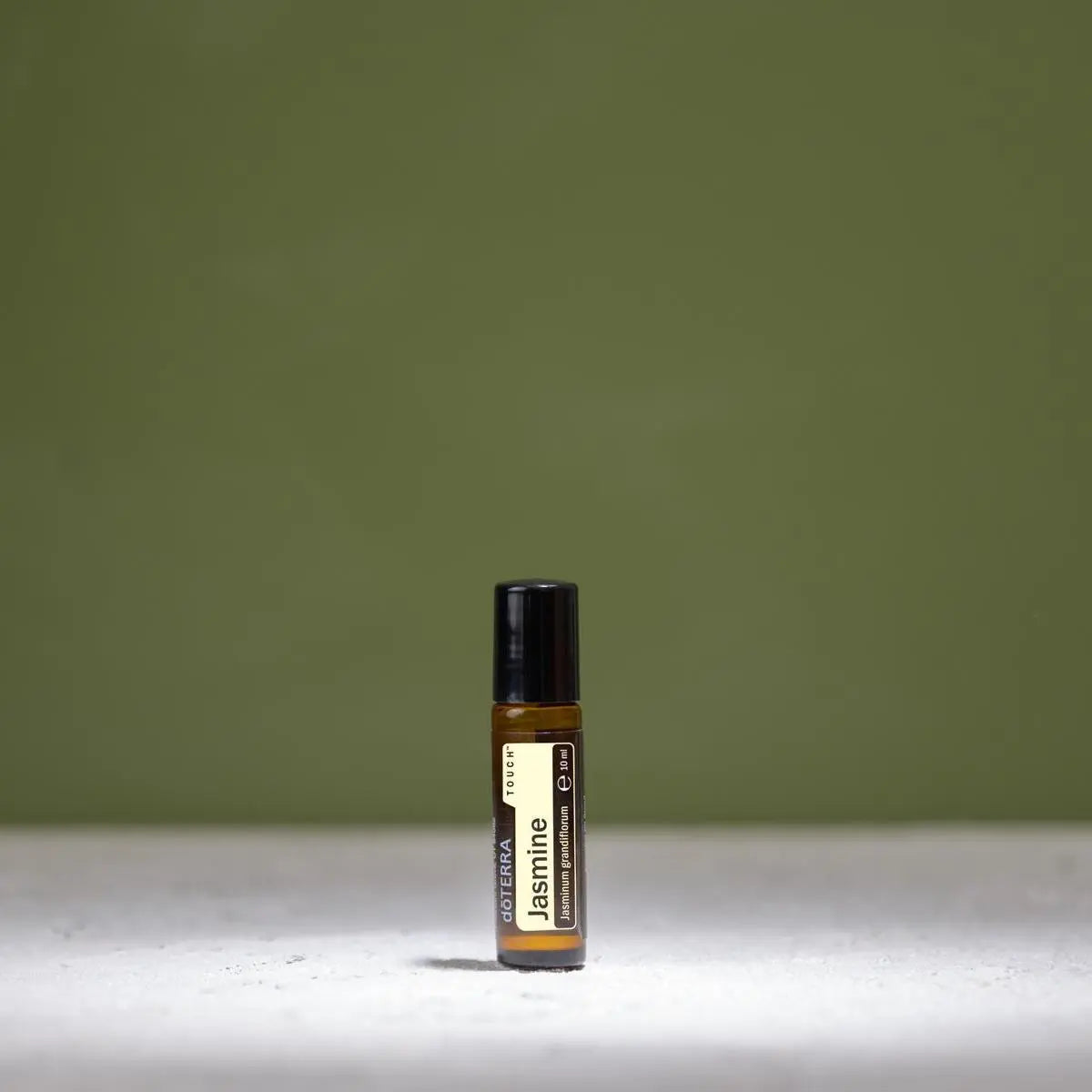 Roll-On Jasmim Touch doTERRA 10ml — fundo verde oliva minimalista, aromaterapia jasmim, óleo essencial CPTG