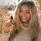 Roll-On Jasmim Touch doTERRA 10ml — mulher loira encaracolada a sorrir em campo dourado, lifestyle aromaterapia