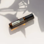 Roll-On Jasmim Touch doTERRA 10ml — sombras de folhas em superfície branca, aromaterapia natural jasmim doTERRA